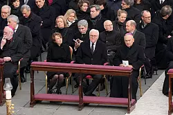 Die h&ouml;chsten Vertreter der Bundesrepublik, darunter Pr&auml;sident, Kanzler, Parlamentspr&auml;sidentin und Verfassungsgerichtspr&auml;sident, nehmen an der Trauerfeier teil. - &copy; Ben Curtis/AP/dpa