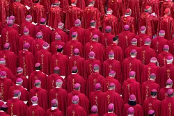 Kirchliche W&uuml;rdentr&auml;ger aus aller Welt sind nach Rom gekommen. - &copy; Ben Curtis/AP/dpa