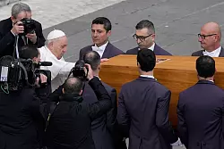 Franziskus ber&uuml;hrt den Sarg Benedikts. - &copy; Ben Curtis/AP/dpa