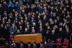 Die Sargtr&auml;ger auf dem Petersplatz. - &copy; Oliver Weiken/dpa
