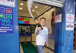 Am Dreikönigstag knallen in Spanien nach der Ziehung am Mittag einige Sektkorken. - © Javier Vázquez/EUROPA PRESS/dpa