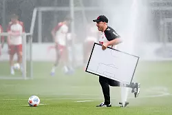 Bald steht wohl auch Weltmeister Ron-Robert Zieler mit Trainer Lukas Kwasniok auf dem Trainingsplatz. - © Marius Becker/dpa