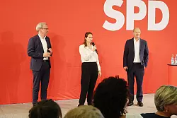 Der Kanzler verwies bei einem Auftritt in Weimar unter anderem auf die Erh&ouml;hung des Kindergeldes. - &copy; Bodo Schackow/dpa