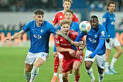 N&uuml;rnbergs Jungst&uuml;rmer Piet Scobel (m) hat viel Gegenwehr. - &copy; Uwe Anspach/dpa