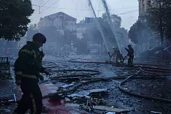 Russland überzog Kiew in der Nacht wieder mit schweren Angriffen. - © Evgeniy Maloletka/AP/dpa