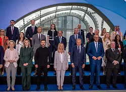 Bei der Wiederaufbaukonferenz für die Ukraine stellen sich die Teilnehmer rund um Präsident Wolodymyr Selenskyj zum Gruppenfoto auf. - © Michael Kappeler/dpa