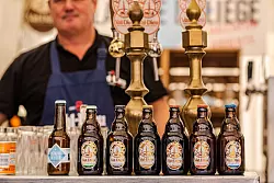 Bier ist auch in Belgien Kulturgut - die Auswahl ist groß, so wie in dieser Bar am Grand Place. - © Jean-Paul Remy/visit.brussels/dpa-tmn