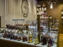 Traum für alle Schokofans: Im Zentrum der Stadt gibt es viele Chocolaterien. - © Jean-Paul Remy/visit.brussels/dpa-tmn