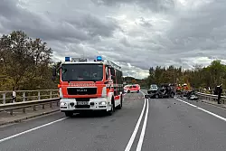 Rettungskräfte sind am Unfallort im Einsatz. - © Benjamin Müller/dpa