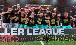 Lukas Podolski (l) feiert den Sieg in der Baller League. - © Andreas Gora/dpa