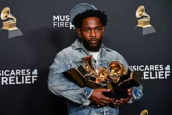 Zuletzt noch mit Grammys, bald auf der Stadionbühne: Kendrick Lamar. - © Richard Shotwell/Invision/AP/dpa