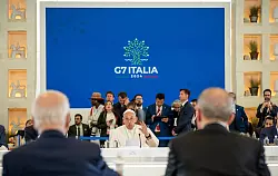 Franziskus war ein sehr politischer Papst. Als erster Pontifex der Geschichte nahm er an einem G7-Gipfel teil. (Archivbild) - &copy; Michael Kappeler/dpa