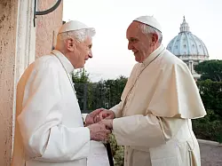 Papst Franziskus (r) folgte auf Papst Benedikt XVI, mit b&uuml;rgerlichem Namen Joseph Ratzinger, nach dessen R&uuml;cktritt. (Archivbild) - &copy; picture alliance / dpa