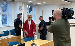 Zum Auftakt des Prozesses um die mutmaßliche Geiselnahme war der Andrang groß; der Zuschauer Raum war fast vollständig besetzt. - © Marie Frech/dpa