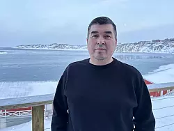 Karl Sandgreen hat den Klimawandel auf Grönland selbst miterlebt. - © Steffen Trumpf/dpa