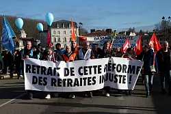 &laquo;R&uuml;cknahme der ungerechten Rentenreform&raquo;: Demonstranten mit einem Transparent in Bayonne. - &copy; Robert Edme/AP/dpa