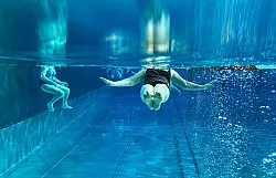 Ist das Vertrauen, dass das Wasser einen trägt, erst einmal aufgebaut, ist die Grundlage für Schwimmen gelegt. - © Julian Stratenschulte/dpa/dpa-tmn