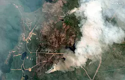 Die zunehmende Waldbrandgefahr ist nur einer der Gründe, weshalb Aufforstung als CO2-Ausgleich seine Tücken hat. - © Maxar Technologies/AP/dpa