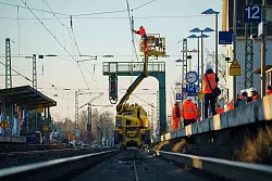 Ab diesem Montag (15. Juli) wird die Bahnstrecke zwischen Mannheim und Frankfurt f&uuml;r Bauarbeiten voll gesperrt. (Archivbild) - &copy; Andreas Arnold/dpa
