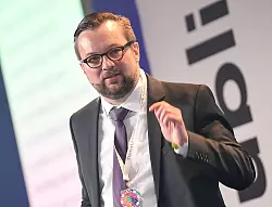 Der Soziologe Oliver Nachtwey glaubt, dass sich viele Auswanderungswillige in das vermeintlich funktionierende &uuml;berschaubare Deutschland der 80er und 90er Jahre zur&uuml;cksehnen. (Archivbild) - &copy; Britta Pedersen/dpa-Zentralbild/dpa