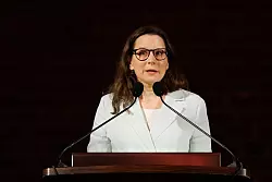 Simone Blaschka, Direktorin des deutschen Auswandererhauses, sieht Parallelen zwischen den Motiven fr&uuml;herer Auswanderer und heutiger Auswanderungswilliger. (Archivbild) - &copy; Friso Gentsch/dpa