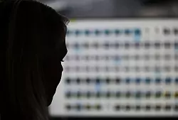 Polizisten sagen, T&auml;ter, die Darstellungen von Kindesmissbrauch im Netz verbreiten, seien oft nur &uuml;ber die IP-Adresse ausfindig zu machen. (Symbolbild) - &copy; Arne Dedert/dpa