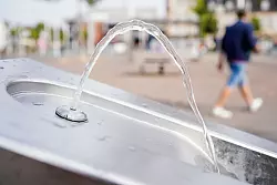 Trinkwasserbrunnen wie hier in Mannheim machen die Hitze erträglicher. - © Uwe Anspach/dpa