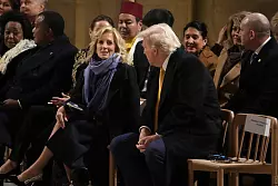 Die First Lady plauderte zwischendurch mit dem Vorgänger und Nachfolger ihres Ehemannes. - © Thibault Camus/AP Pool /dpa