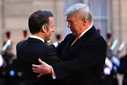 Macron bemüht sich noch vor Trumps Vereidigung als Präsident darum, sich mit dem Republikaner gut zu stellen. - © Aurelien Morissard/AP