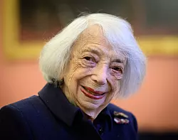 Margot Friedländer überlebte das Konzentrationslager Theresienstadt, ging in die USA - und kam mit Ende 80 zurück in ihre alte Heimat. (Archivbild) - © Bernd von Jutrczenka/dpa