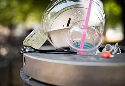 Verpackungen machen den größten Anteil der Kunststoffprodukte aus. (Archivbild) - © Alexander Heinl/dpa