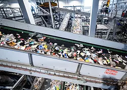 Die Recyclingrate ist weltweit gesehen nahezu gleich geblieben. (Archivbild) - © Bernd Thissen/dpa/dpa-tmn