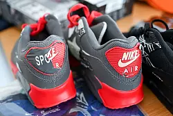 Eine F&auml;lschung imitiert einen Markenartikel - wie in diesem Fall Nike-Schuhe. - &copy; Hendrik Schmidt/dpa-Zentralbild/dpa