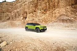 Let\\\'s get wild: Auch abseits asphaltierter Wege f&uuml;hlt sich der Compass wohl - eine elektrische Allradvariante kommt allerdings erst 2026. - &copy; Jeep/Stellantis/dpa-tmn