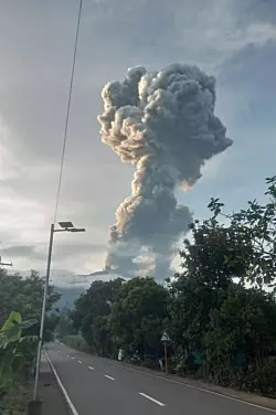 Eine Asches&auml;ule stieg 4.000 Meter in den Himmel. - &copy; Chona Aplaon/AP/dpa