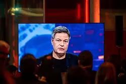 Grünen-Frontmann Robert Habeck wurde von den befragten Zuschauerinnen und Zuschauern als sympathischster Kandidat bewertet. - © Michael Kappeler/dpa-Pool/dpa