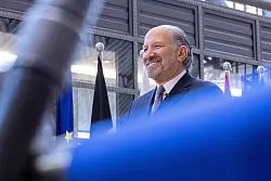 US-Handelsminister Howard Lutnick spricht mit Medien in Br&uuml;ssel. - &copy; Omar Havana/AP/dpa