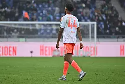 Erst Torsch&uuml;tze, dann tragische Figur: D&uuml;sseldorfs Elias Egouli verl&auml;sst nach Gelb-Rot den Platz. - &copy; Swen Pf&ouml;rtner/dpa