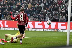 Hannovers Torsch&uuml;tze vom Dienst: Benjamin K&auml;llman erzielt gegen D&uuml;sseldorf seinen elften Saisontreffer. - &copy; Swen Pf&ouml;rtner/dpa