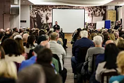 Die Teilnehmer wollten wissen, welche rechtlichen M&ouml;glichkeiten sie nun haben. - &copy; Christoph Reichwein/dpa