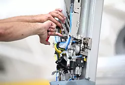 Deutschlands Maschinenbauer fordern angesichts massiver Einbußen im US-Geschäft Ausnahmen von Zöllen. (Symbolbild) - © Bernd Weißbrod/dpa