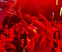 Feiern am Wochenende, das geh&ouml;rt f&uuml;r viele einfach dazu - aber es birgt auch Gesundheitsrisiken wie Atemaussetzer im Schlaf. (Symbolbild) - &copy; Carola Frentzen/dpa