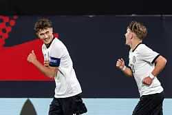 Tom Bischof (l) machte den Anfang beim Sieg gegen Malta - und hatte Spaß mit Lennart Karl. - © Daniel Karmann/dpa