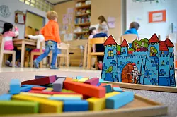 Buntes Treiben: Diese Kinder haben einen Kitaplatz. (Symbolfoto) - © Monika Skolimowska/dpa