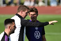 Julian Nagelsmann (l) nominierte Tom Bischof ebenfalls schon. (Archivbild) - © Federico Gambarini/dpa