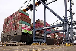 Trump will Strafabgaben auf viele Importe. (Archivbild) - © Etienne Laurent/FR172066 AP/AP/dpa