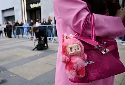Fans brachten ihre eigenen Labubus mit. - &copy; Annette Riedl/dpa