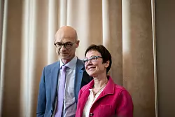 Adelheid Ruck-Schröder steht mit ihrem Ehemann im Saal. Sie war bislang Regionalbischöfin im Sprengel Hildesheim-Göttingen. - © Fabian Strauch/dpa