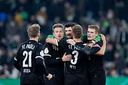 Der erste Sieg seit langem sorgt für ausgelassene Freude. - © Rolf Vennenbernd/dpa