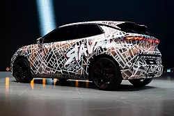 Ebenfalls nur getarnt gezeigt wird das Cupra-Schwestermodell Raval, das fr&uuml;heren Angaben zufolge vor dem ID. Polo anlaufen soll. - &copy; Sven Hoppe/dpa